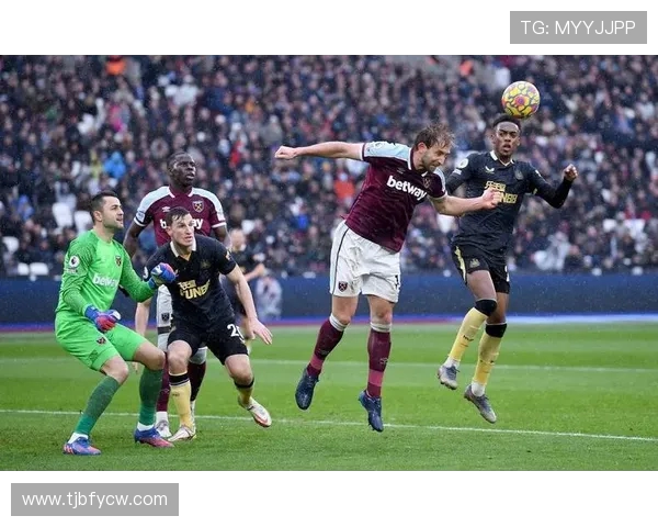 西汉姆联3-2逆转伯恩利 威尔逊绍切克彼得斯联手发威助球队胜利